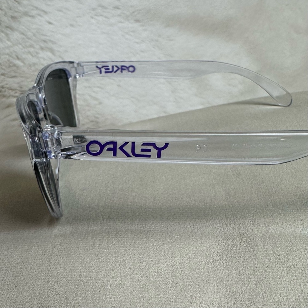 Oakley Frogskins 9006 with Violet Iridium Lenses - Picture 3 of 11